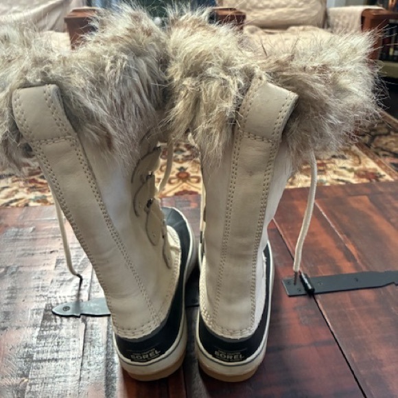 Sorel Women's Fur-Lined Winter Boots size 8 - Picture 3 of 11